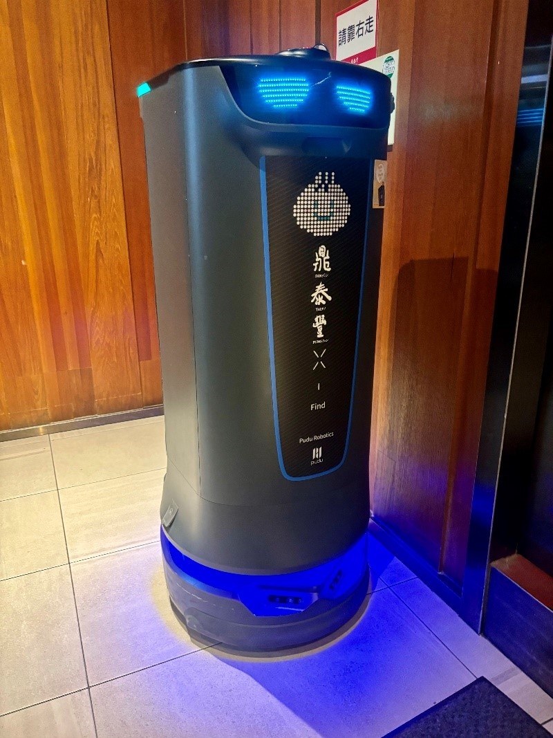 鼎泰豐送餐帶位機器人實景