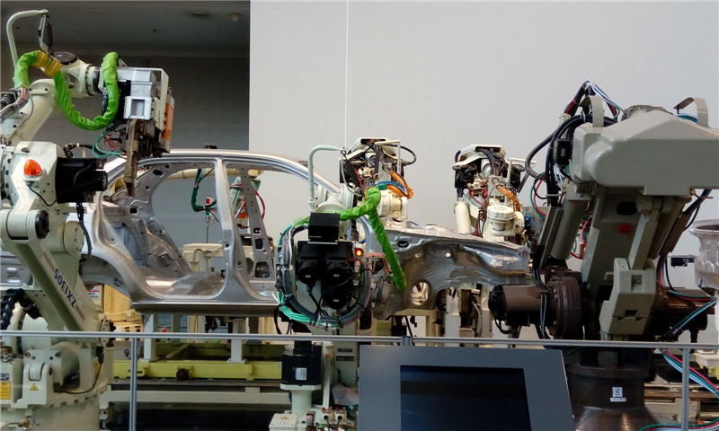 多台機器人同步進行焊接