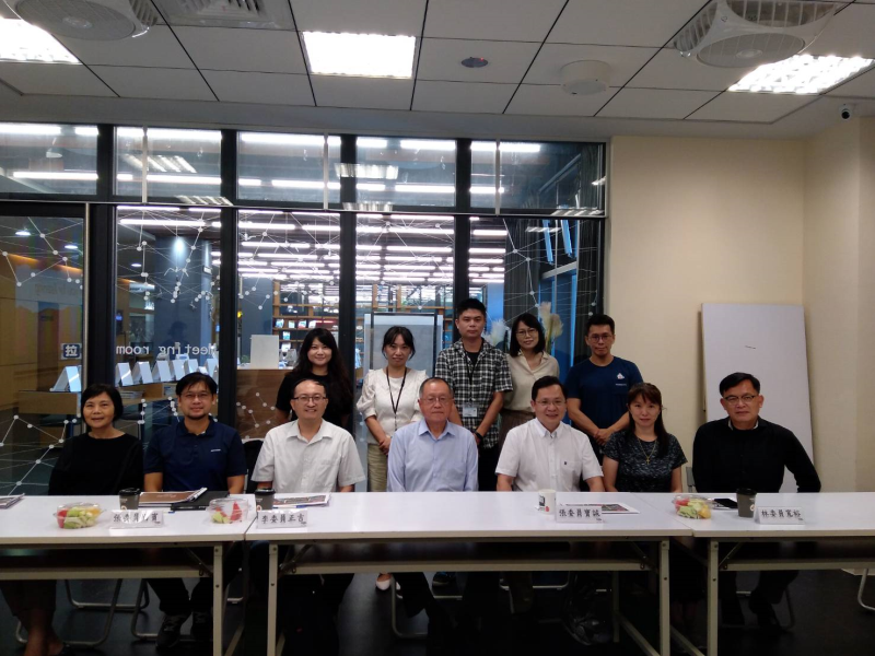 擔任「健全公共圖書館營運體制及組織體系發展輔導團」之委員