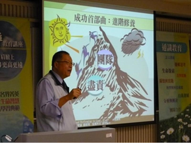 張總經理本次演講分成三部曲：一、潮流背後的成功法則；二、成功三部曲（1）首部曲：基本態度+進階修養（2）二部曲：創新學習（3）三部曲：自我管理；三、成就未來，即知即行。