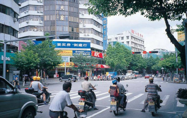 中國大陸實施新勞動合同法，讓世界工廠豬羊變色，對已經西進的台商衝擊甚大。