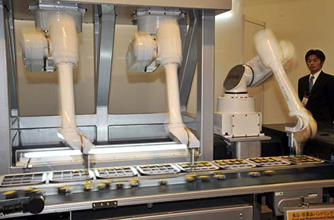 智慧工廠：智慧化生產系統及過程，網絡化分散式生產設施的實現。