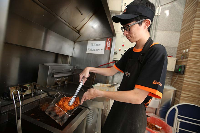 炸鷄大獅在口味上以台式香料醃漬，經油炸後依舊保留雞肉的軟嫰多汁的特色，再加上熱炒風味醬料，香氣十足。