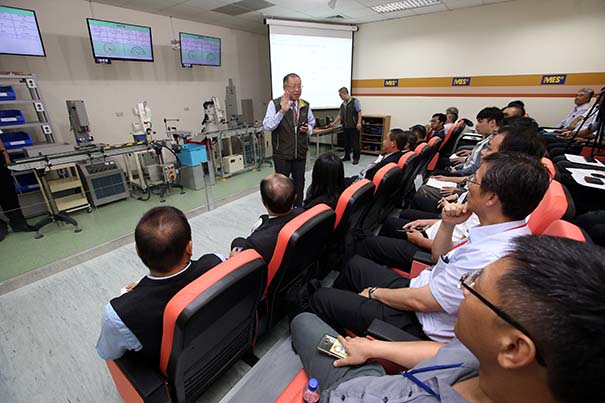 CPC智慧製造體驗道場包含原料JIT備料供料、加工、組立、製程檢驗及物料管理等，充分運用物聯網即時精準、自動蒐集管理數據，達到遠端即時監控的目的。