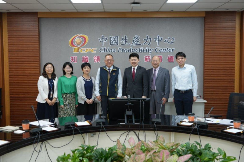 本次參訪合照（從右至左，外交部國組司陳子堯薦任科員、亞西及非洲司陳志勳副參事回部辦事、吳正偉副司長與本中心張寶誠總經理、林秀蘭主任、薛夙晴經理、朱芳婷副理)