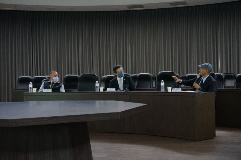 右起為李明忠副董事長兼執行長、友嘉集團智慧製造與數據服務部林勤喻總經理及財團法人中國生產力中心張寶誠總經理