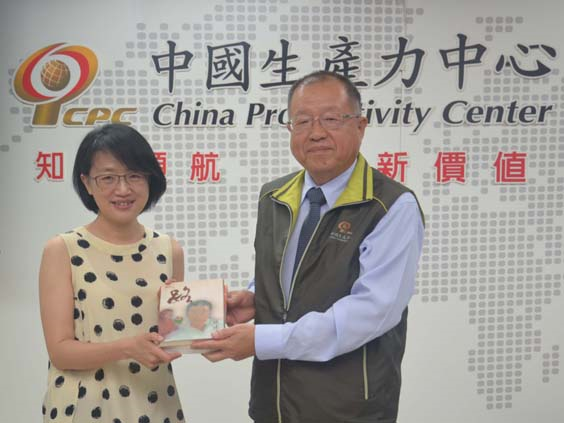 微軟營運暨行銷事業群朱以方與財團法人中國生產力中心總經理張寶誠