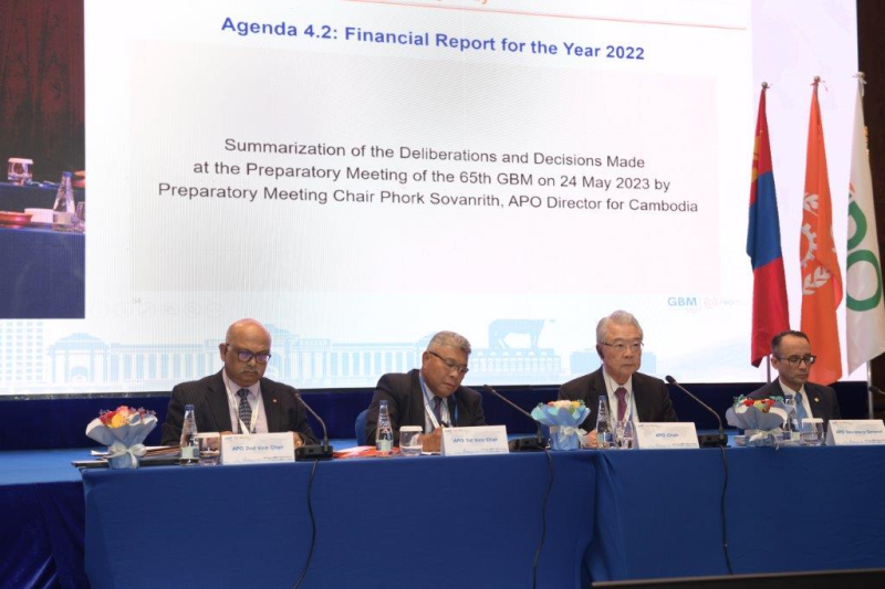 (亞洲生產力組織中華民國理事許勝雄（中間）、APO秘書長Dr. Indra Pradana Singawinata（右 1）、印度Mr. Sundeep Kumar Nayak, IAS(左1)、斐濟Mr. Tomasi Lewai Kama（左2)