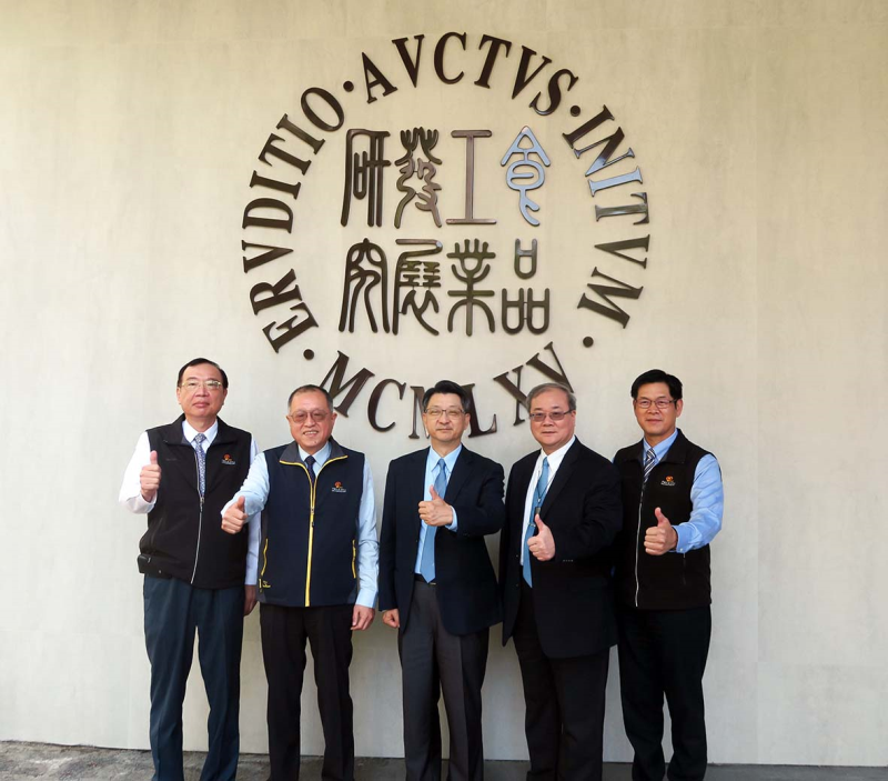 本次參訪合照（從左到右，本中心張建斐副總、張寶誠總經理、食品所廖啓成所長、楊炳輝副所長、本中心陳詩龍副總)