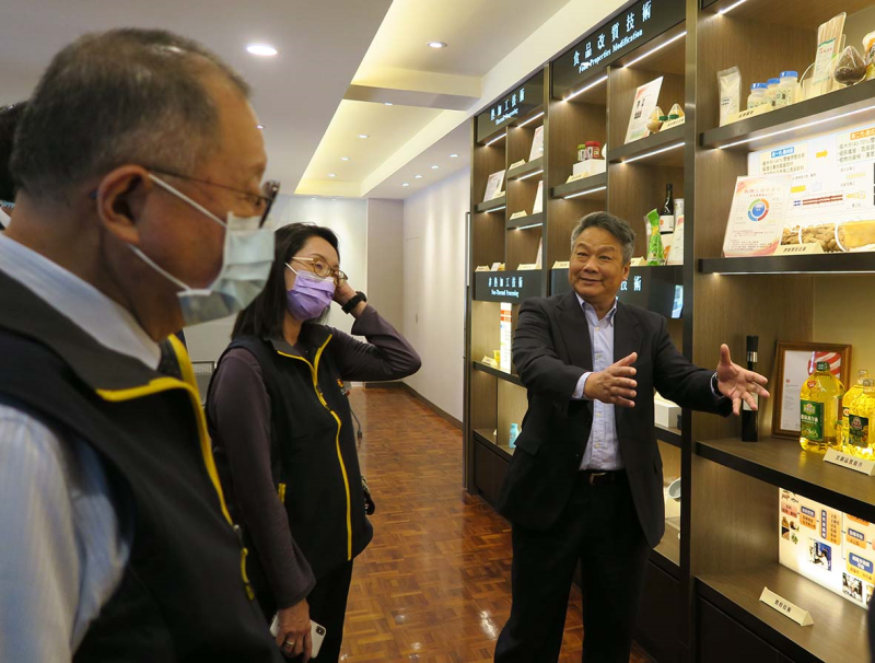 圖為簡相堂主任介紹食品所研發及技轉之各項成品與技術
