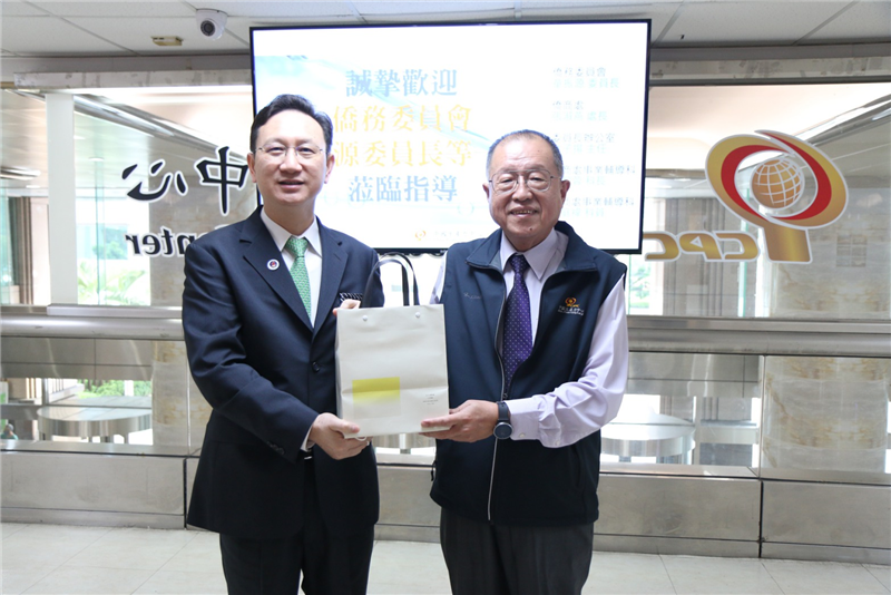 中華民國僑務委員會童振源委員長與財團法人中國生產力中心總經理張寶誠