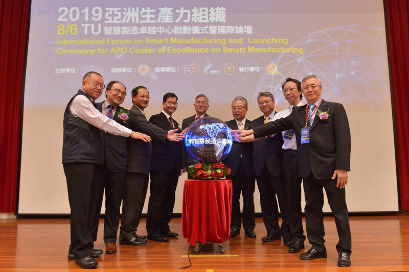 亞洲生產力組織（APO）智慧製造卓越中心正式在中華民國成立，由9位貴賓共同見證這歷史性的一刻。（由左到右：CPC張寶誠總經理、經濟部工業局呂正華局長、外交部石澄茂公使、APO Dr. Santhi Kanoktanaporn秘書長、經濟部沈榮津部長、CPC許勝雄董事長、臺中市政府令狐榮達副巿長、勞動部勞動力發展署阮啟釧副分署長、CPC 王國明總顧問）