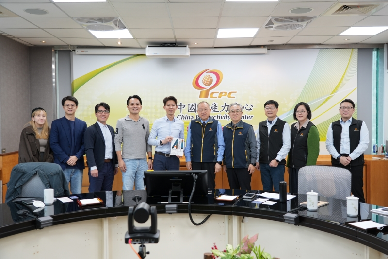 CPC張寶誠總經理(右5)與NEAT理事長鄧萬偉(右6)、創會理事長吳詣泓(右7)等人合影，交流DX推動經驗並探討未來合作模式。