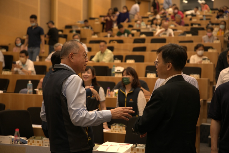 「擁抱光芒閱讀趣系列一：綠色升級 開創永續商機」