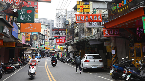 一台又一台的夾娃娃機大張旗鼓地進駐黃金店面
