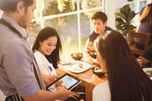 服務業從營運模式創新來思考顧客價值；將體驗行銷結合智慧化系統應用以創造服務體驗