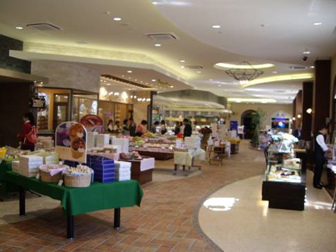 賣場內一字排開的各種伴手禮品牌