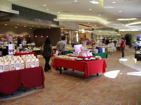 賣場內一字排開的各種伴手禮品牌