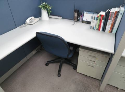 經過規劃落實整理整頓管理後，座位整體保持寬鬆，桌面下不放置各種物品或文件資料，工作中經常使用的資料、文具、茶杯依高低、大小規格，依順序整齊排列存放在右手拿取的地方，其次使用頻率稍低的放置活動式矮櫃內，日常工作沒有及時使用資料的文件，則存放在其他櫥櫃內。